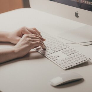 【ゲストひとりひとりのために】ペーパーアイテムは結婚式の中で数少ない、ひとりひとつ用意されるアイテムなんです!