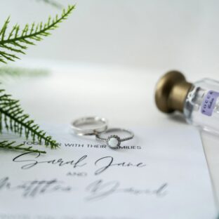 【入籍してからの結婚式】メリットと注意点、招待状は旧姓?新姓?のお悩み解消!