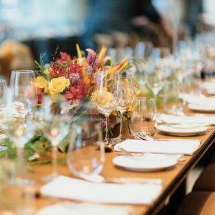 【席次表】受付で渡さず披露宴のテーブルに置く方法＆そのメリット